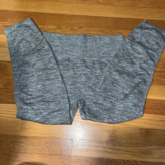 PINK Victoria's Secret Cool & Comfy Gray
Ribbed Cropped Leggings - Picture 2 of 3
